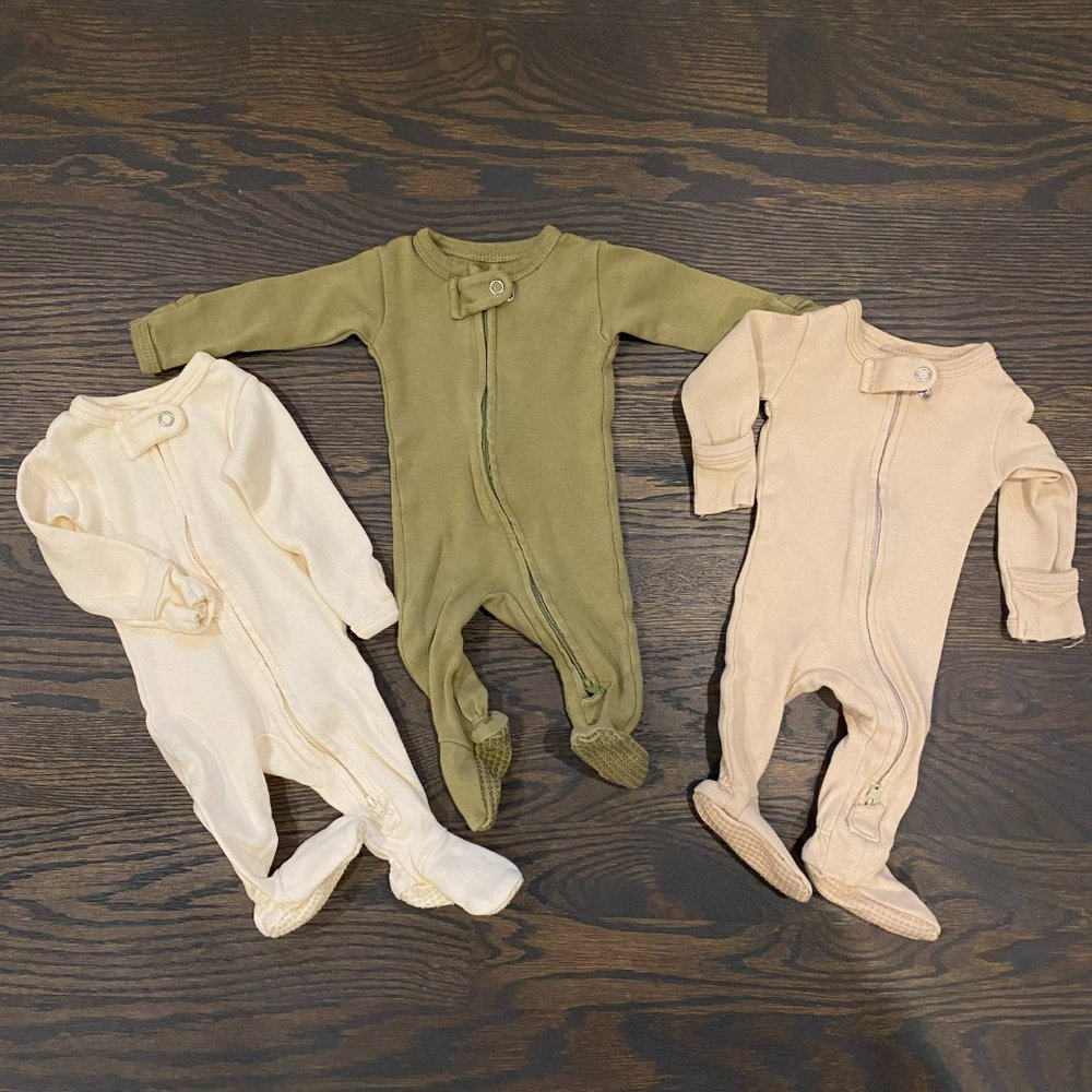 Bundle of x3 EUC L’oved baby organic pajamas sleeper footies in Preemie size